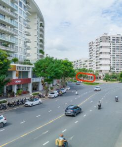 Đặc điểm căn bán Shophouse Panorama 174m2 có diện tích lớn và vị trí cực kỳ đẹp : 174m2 gồm 2 tầng Chiều rộng mặt tiền 8.1m Tình trạng nhà thô khách về tự thiết kế Decor Bán giá gốc: 25,479 tỷ đã bao gồm vat+ quỹ bảo trì và 1 ô xe 4 bánh định danh Mã căn 199 Vị trí mặt tiền đường TÔN DẬT TIÊN - Nguyễn Đức Cảnh- Trần Văn Trà Liên hệ công ty King’s House để nhận báo giá chi tiết và xem nhà thực tế www.kingshouse.vn- hotline 0982327968 Vị trí- mặt bằng và layout shophouse Panorama bán giá gốc